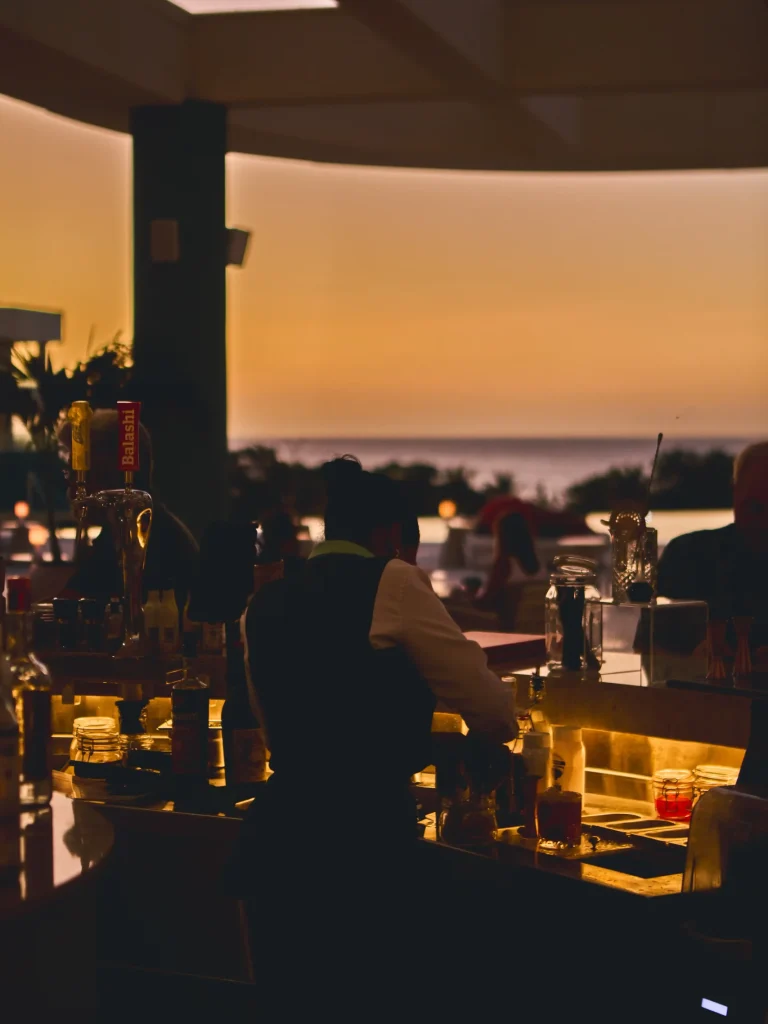 CAMARERO-EN-LA-BARRA-scaled.webp